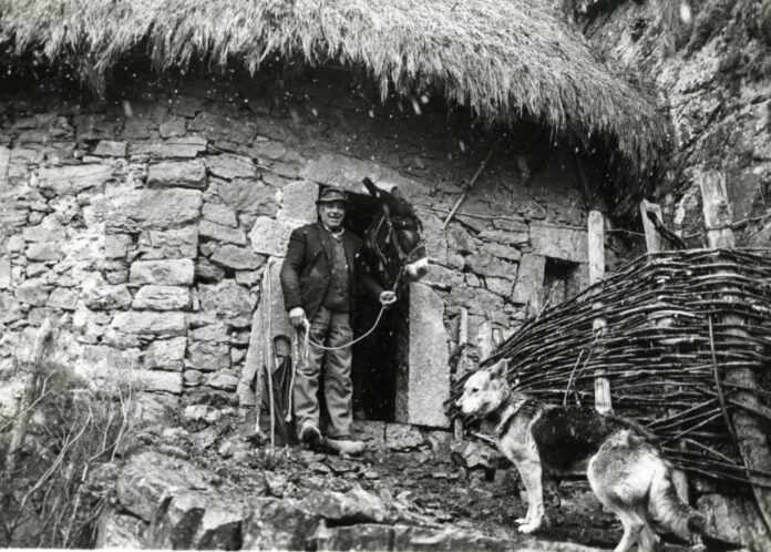 Alberto Boto Reguero en Veigas. Delante de su casa, la última cabana de teito habitada en Somiedo. Foto de Paco García en LNE