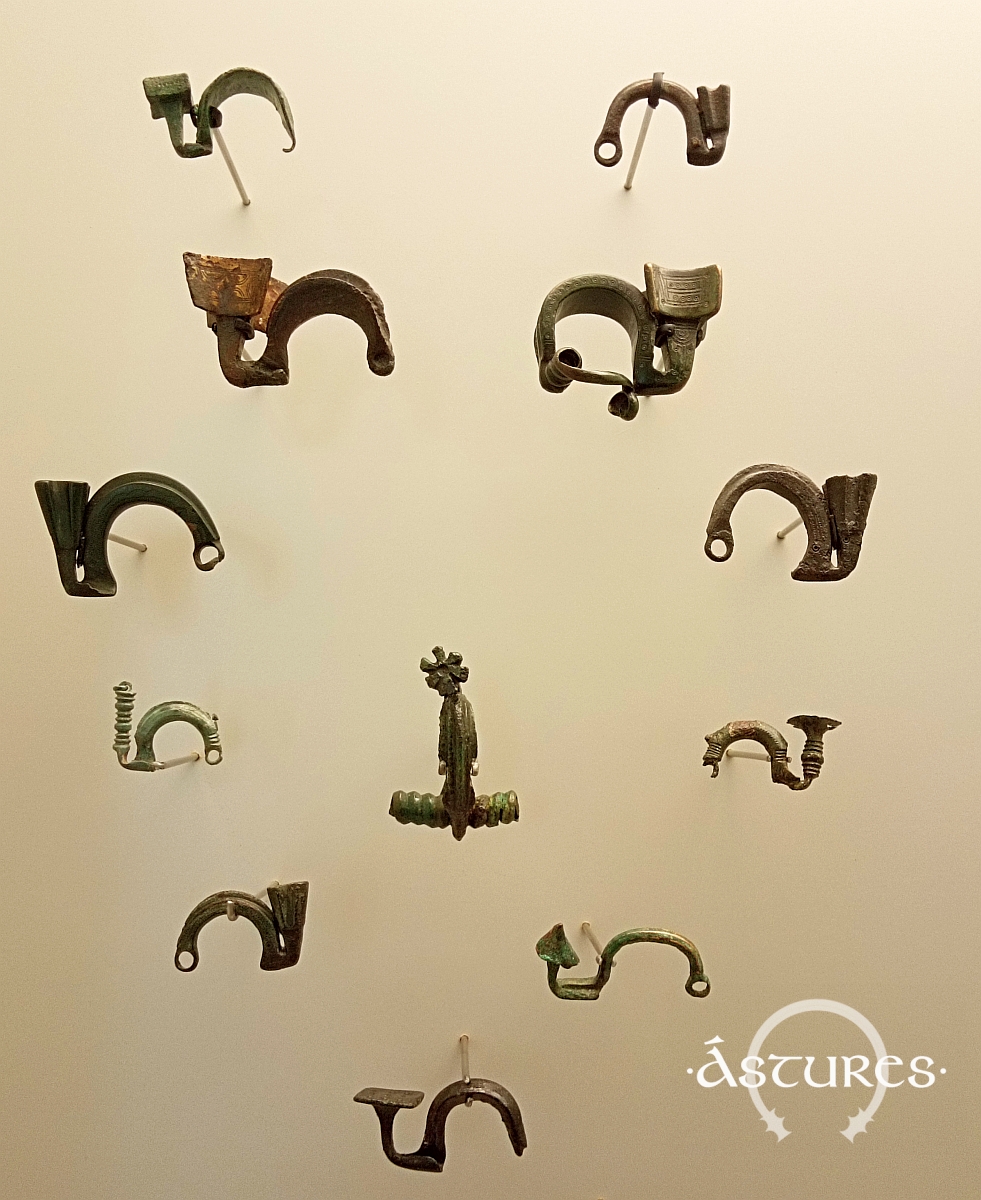 Algunas fíbulas de torrecilla del museo arqueológico de Asturias.