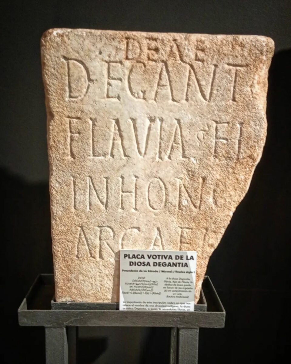 Estela votiva dedicada a la diosa Degantia por Flavia, de los Argaelos