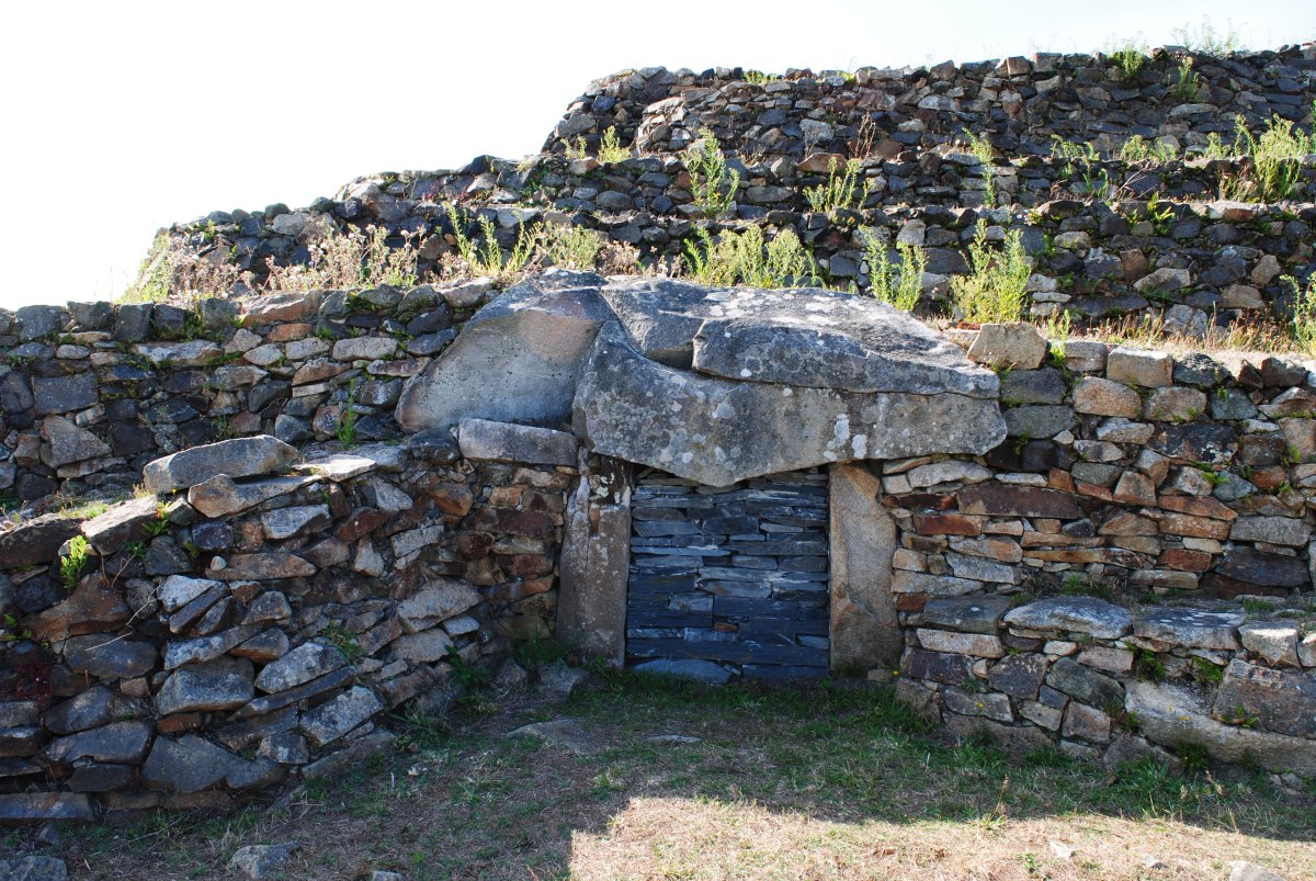El Cairn de Barnenez, una de las "catedrales" del megalitismo atlántico.
