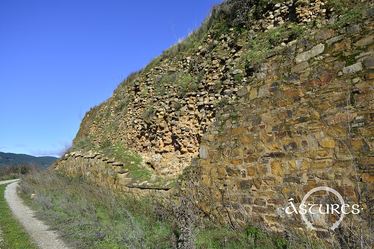 Parte de la muralla que se ha caído y que muestra el relleno interior de cantos de río y tierra de la misma. Castro Ventosa