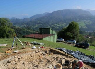 Excavaciones en Argandenes, donde se ve el perímetro del edículo cuadrangular. Foto El Comercio