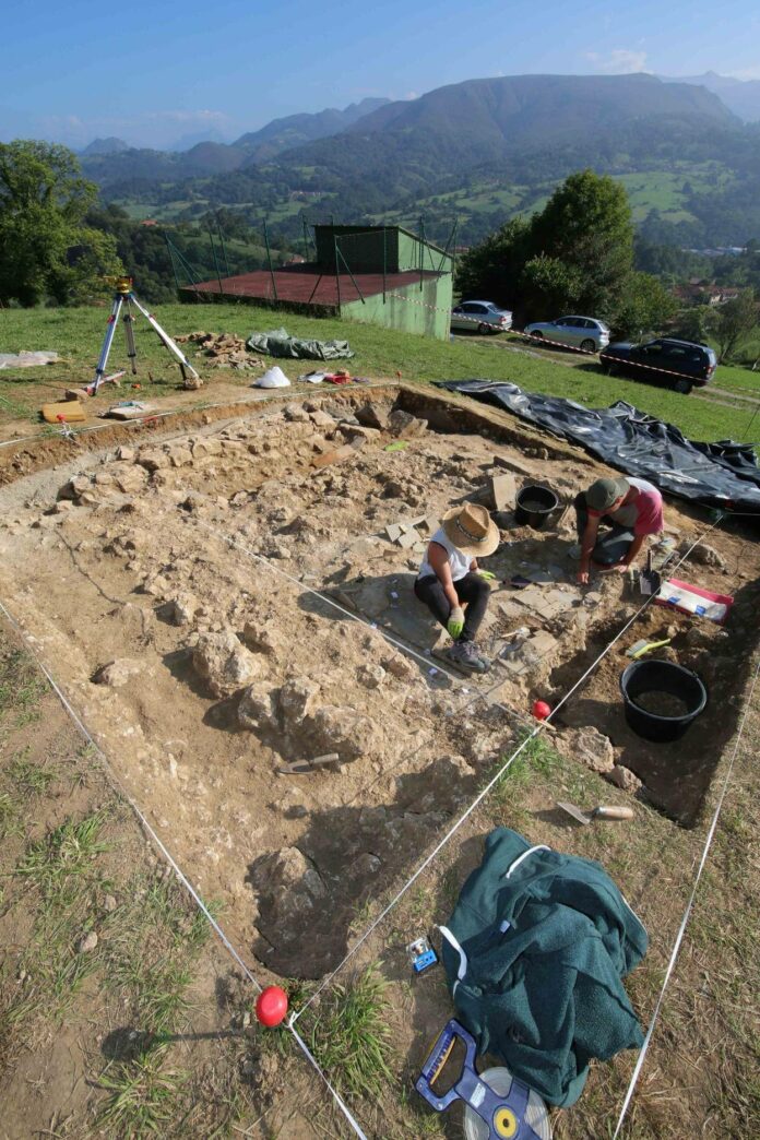 Excavaciones en Argandenes, donde se ve el perímetro del edículo cuadrangular. Foto El Comercio