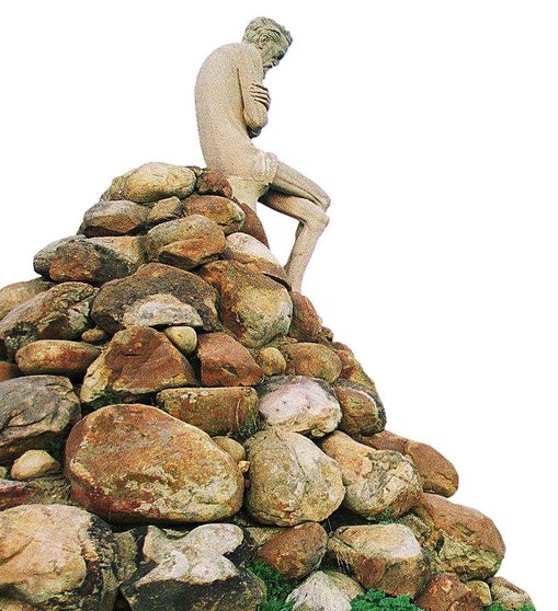 Estatua del Quijote Pensante. Víctor de los Ríos. Con la base formada por los ortolitos del posible monumento megalítico de Camposagrado. Foto Diario de León