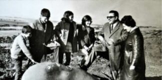 En la foto Antonio Justel acompañado de miembros del grupo Misión Rescate, que intentaron proteger el lugar en los 70. (D. Gustavo López, 2024