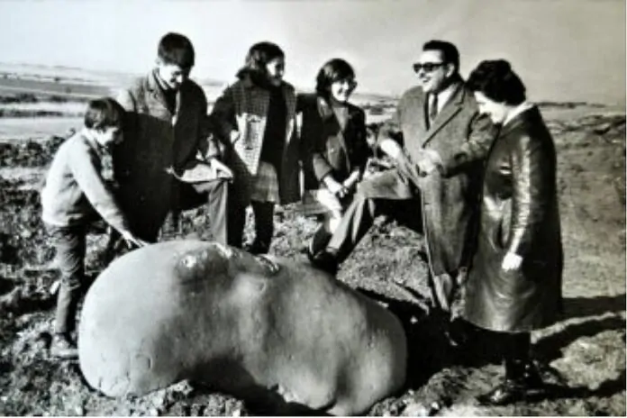 En la foto Antonio Justel acompañado de miembros del grupo Misión Rescate, que intentaron proteger el lugar en los 70. (D. Gustavo López, 2024