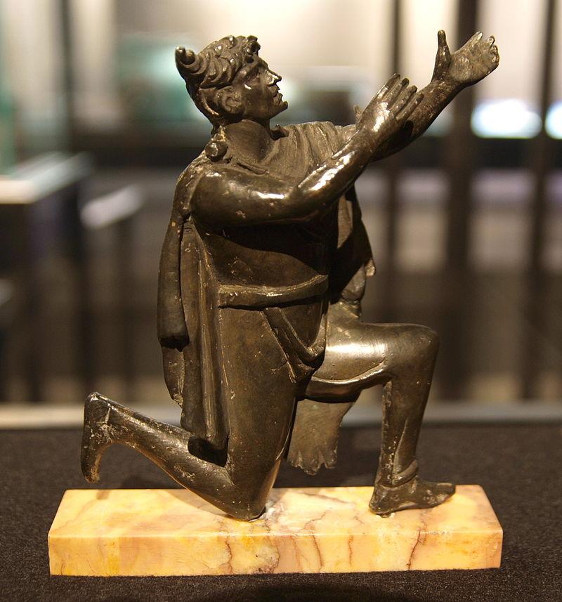 Bronce romano representando a un germano con el nudo suevo. Biblioteca Nacional de París. Foto CC