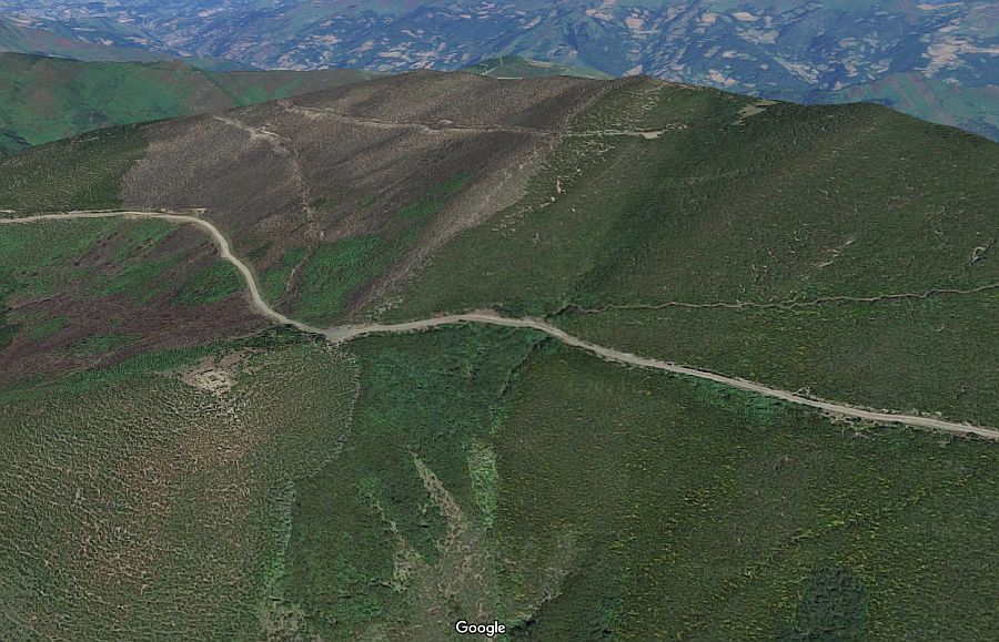Vista aérea del Homón de Faro. 2023. Google Earth. Aún se percibe la posición del torre y las defensas en la ladera opuesta.