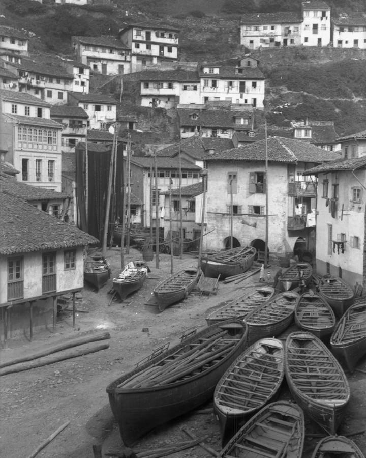 Traineras y lanchas de pescadores en el puerto de Cudillero, año 1914. Archivo de Modesto Montoto del Museo del Pueblo de Asturias.
