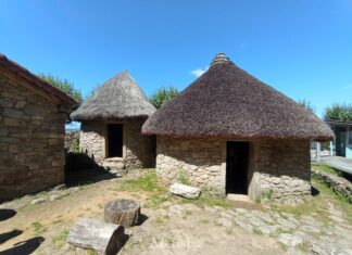 Castro de Vigo. Casas castreñas recreadas.