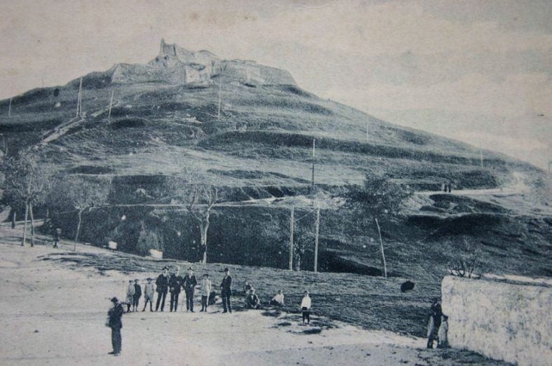 Foto de principios del siglo XX. Se ve la fortaleza en la parte superior. Foto, material divulgativo del castro.