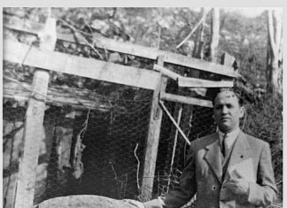 Jose Manuel González con la estela de Valduno. Foto La Piedriqiuna