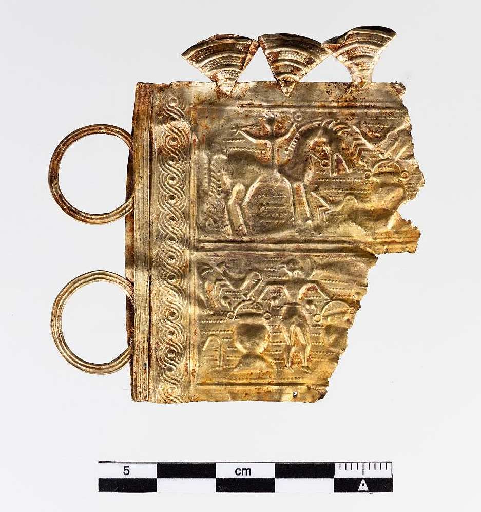 Fragmento inicial de la diadema de moñes. Museo Arqueológico Nacional