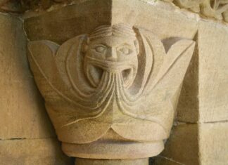 Hombre verde en un capitel de Santa María de Lugás, Villaviciosa.
