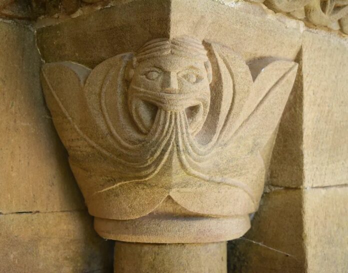 Hombre verde en un capitel de Santa María de Lugás, Villaviciosa.