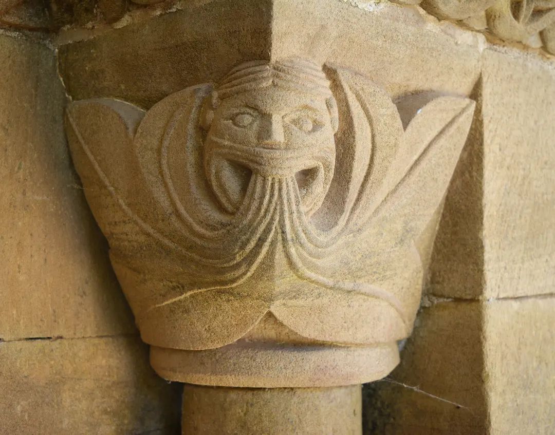 Hombre verde en un capitel de Santa María de Lugás, Villaviciosa.