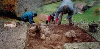 Proceso de excavación de uno de los extremos de los módulos de la muralla de la Cogollina. Foto Carlos Marín Suárez