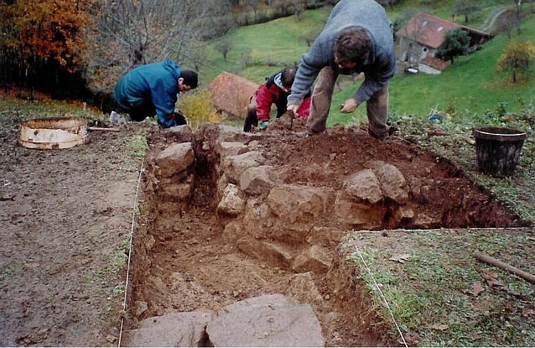 Proceso de excavación de uno de los extremos de los módulos de la muralla de la Cogollina. Foto Carlos Marín Suárez