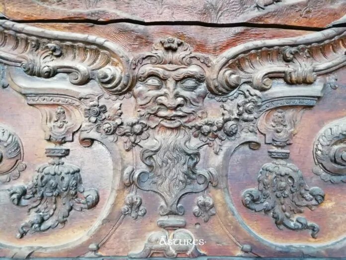 "Hombre verde" (green man) tallado en madera en una de las puertas de la catedral de Oviedo.