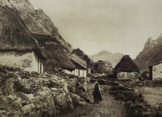 Mujer en una calle de Val.le de Lago, Somiedo (Asturias) a comienzos del siglo XX. Foto J. Caro Baroja