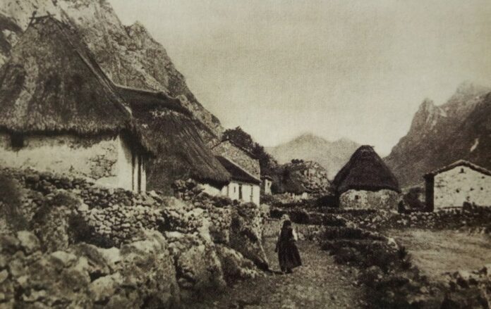 Mujer en una calle de Val.le de Lago, Somiedo (Asturias) a comienzos del siglo XX. Foto J. Caro Baroja