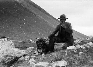 Un pastor con su mastín. Foto de Ramón Lueje, 1956. Museo del Pueblu d'Asturies.