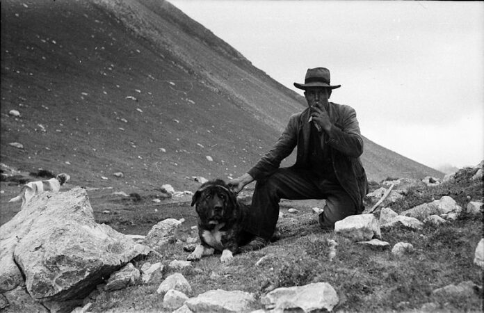 Un pastor con su mastín. Foto de Ramón Lueje, 1956. Museo del Pueblu d'Asturies.