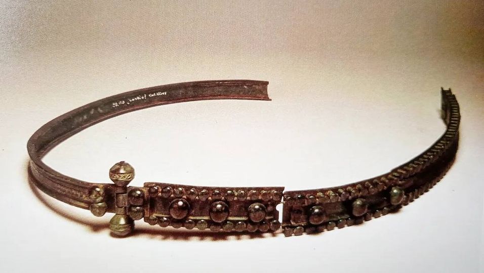 Cinturón articulado de Lancia. Foto. Catálogo exposición Astures