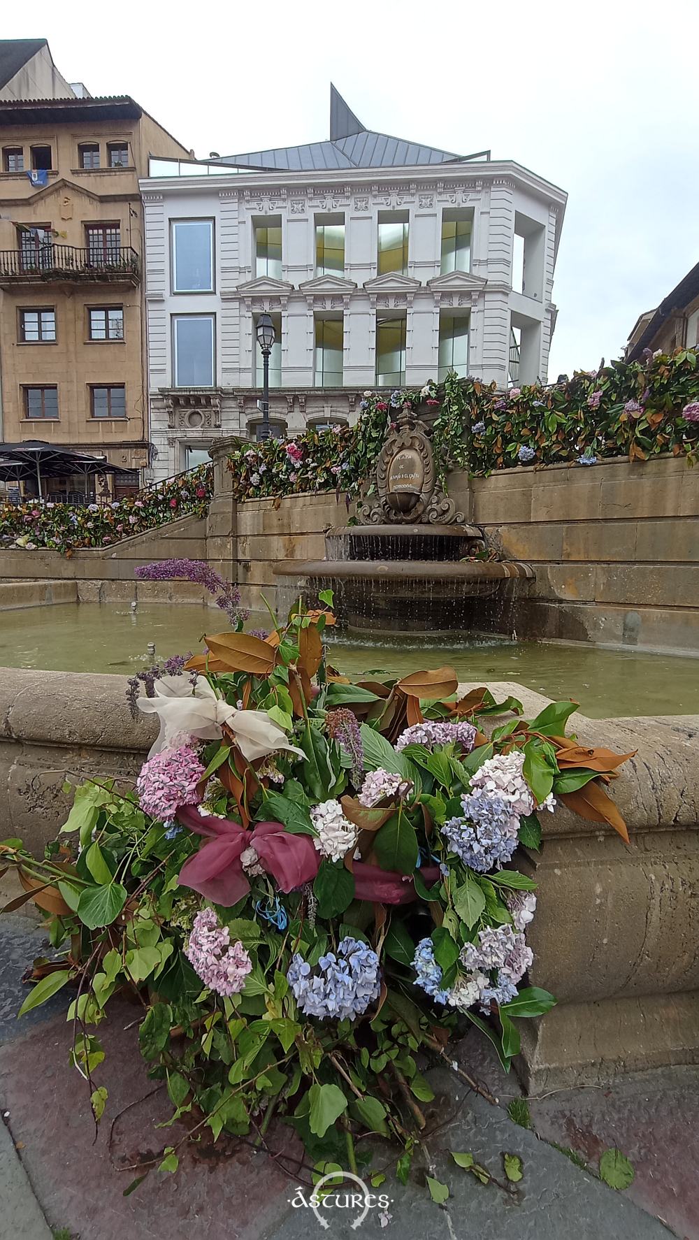 Fuente de la plaza de la catedral de Oviedo. Enramada para la noche de San Xuan. 2024