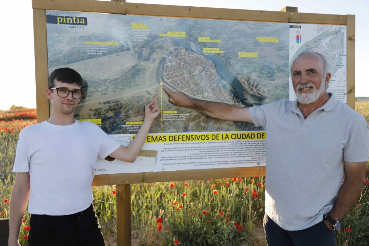 Ivan Cuervo y Carlos Sanz (de izquierda a derecha) presentando la nueva cartelería de Pintia. Agapito Ojosnegros, para El Norte de Castilla