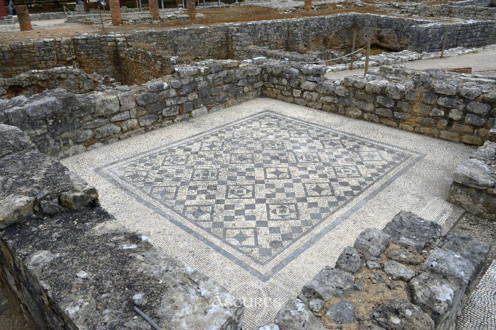Algunas de las villas urbanas de Conimbriga conservan varios mosaicos de los mejor conservados que he visto. Casa de los esqueletos.