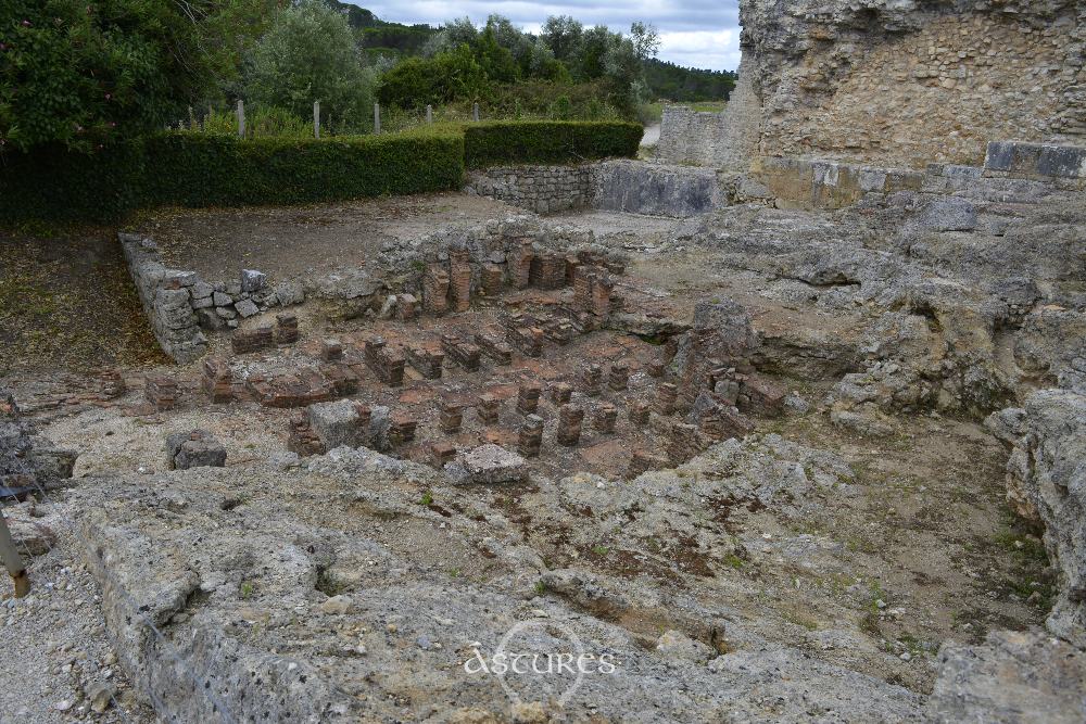 En la ciudad se conservan restos de tres termas. Estas en concreto fueron cortadas por la construcción de la muralla tardo-romana