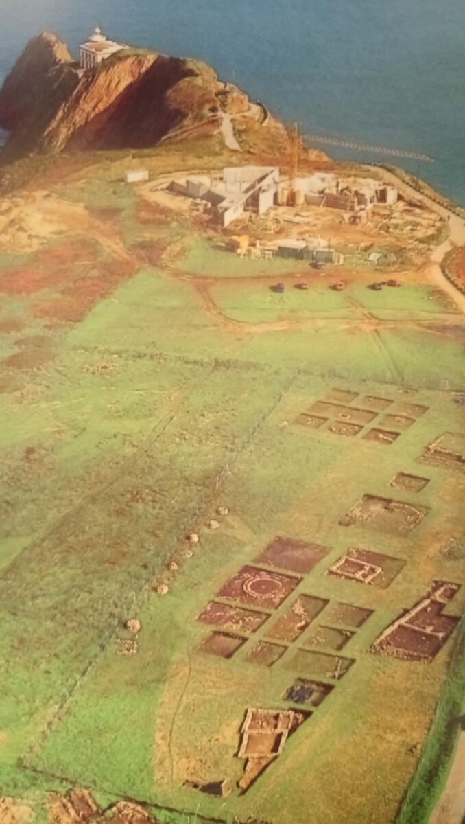 La Campa Torres tras las excavaciones y en el proceso de construcción del museo y creación del parque arqueológico. Foto Guía de la Campa Torres. 1994