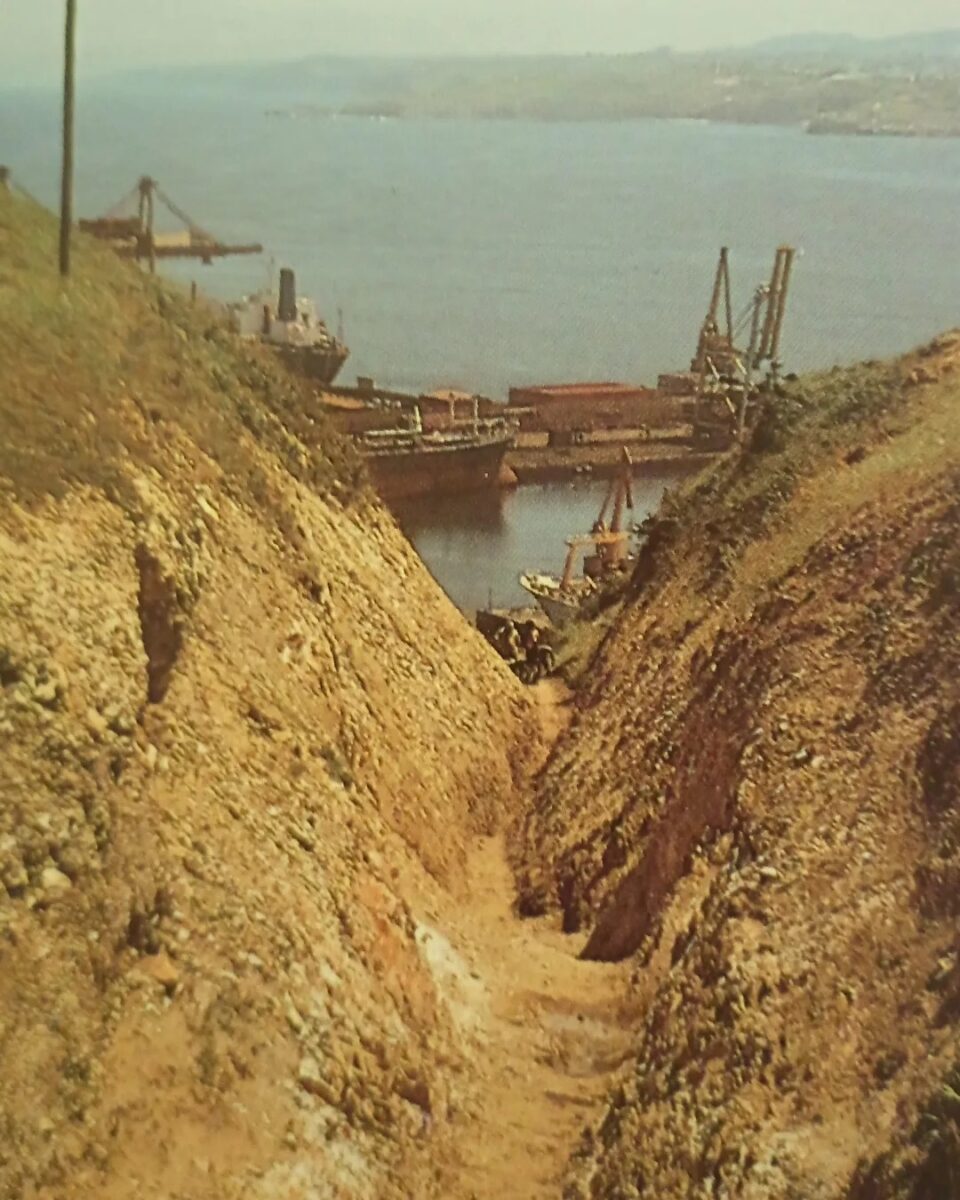 El foso principal de la Campa Torres recién excavado. Años 90. Foto. Guía de la Campa Torres. Ed. 1994