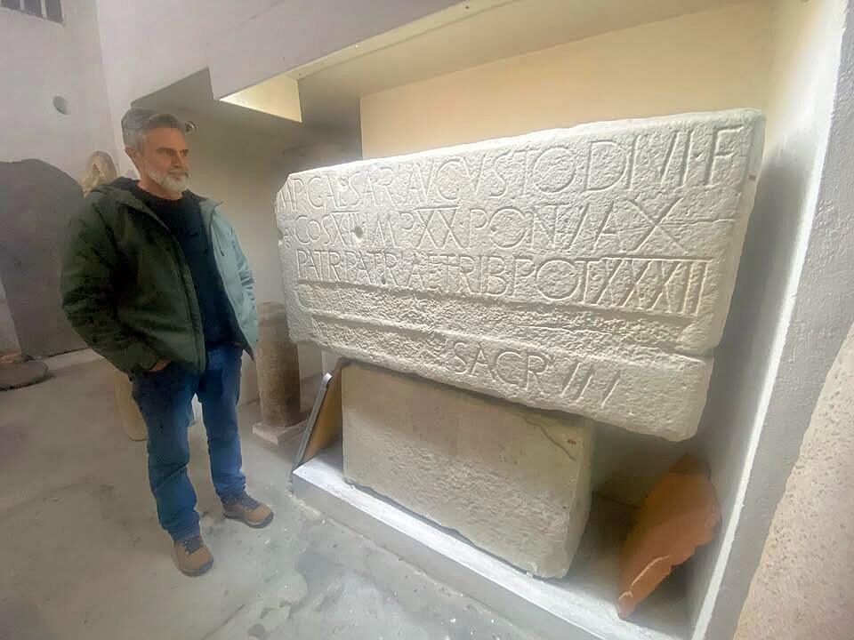 Bueno, pues aquí estoy, delante de la misma inscripción, en el Tabularium. Foto Cecilia O.G.