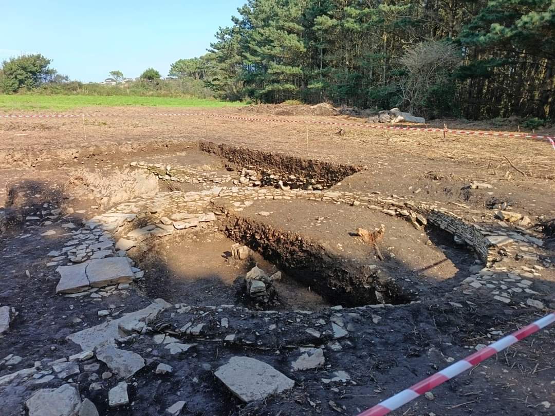 En esta fotografía se aprecia mejor lo que parecen las piedras de un hogar, o quizá un hoyo de poste sobre el que colocar un pie que sostendría la techumbre