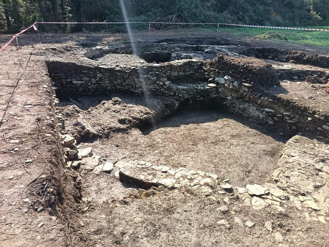 Una vista exterior de las construcciones y espacio entre dos de ellas. Parece  que asoma otro muro circular bajo el nivel del muro anterior lo que indicaría dos niveles cosntructivos en este sector. Foto X. Arias.