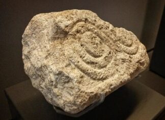 Piedra con decoración sogueada de Llagú. Museo Arqueológico de Asturias.