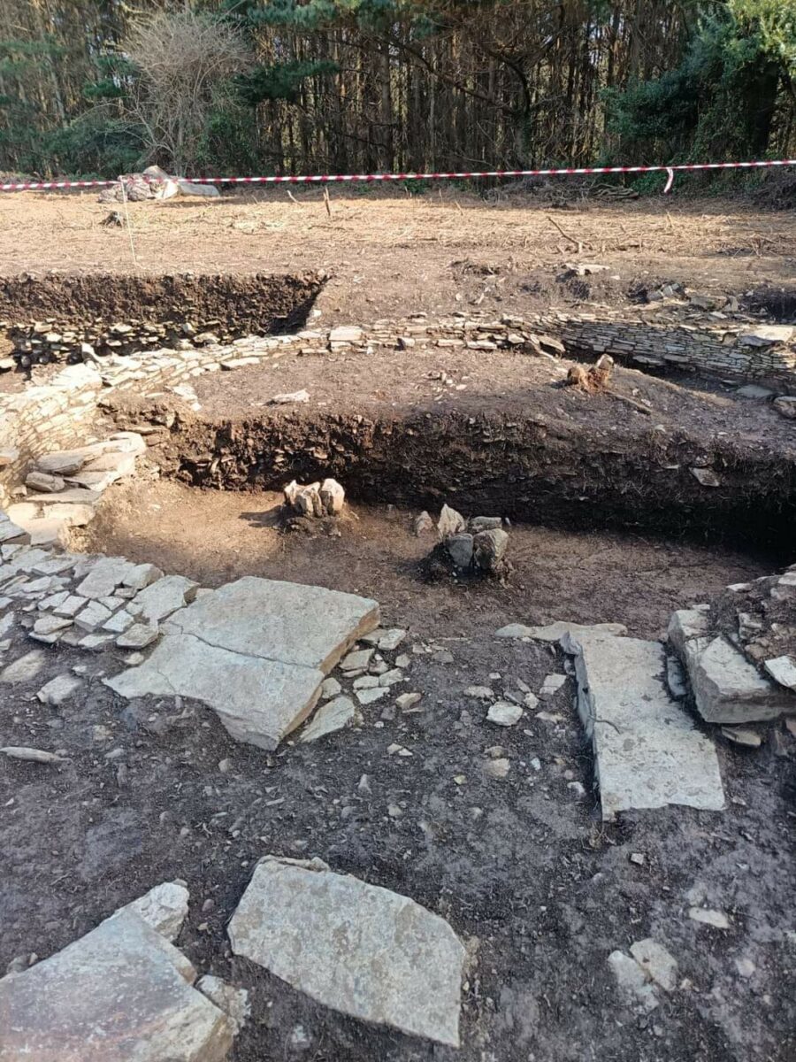 Losas que delimitan lo que parece la entrada a la construcción circular. Foto X. Arias.