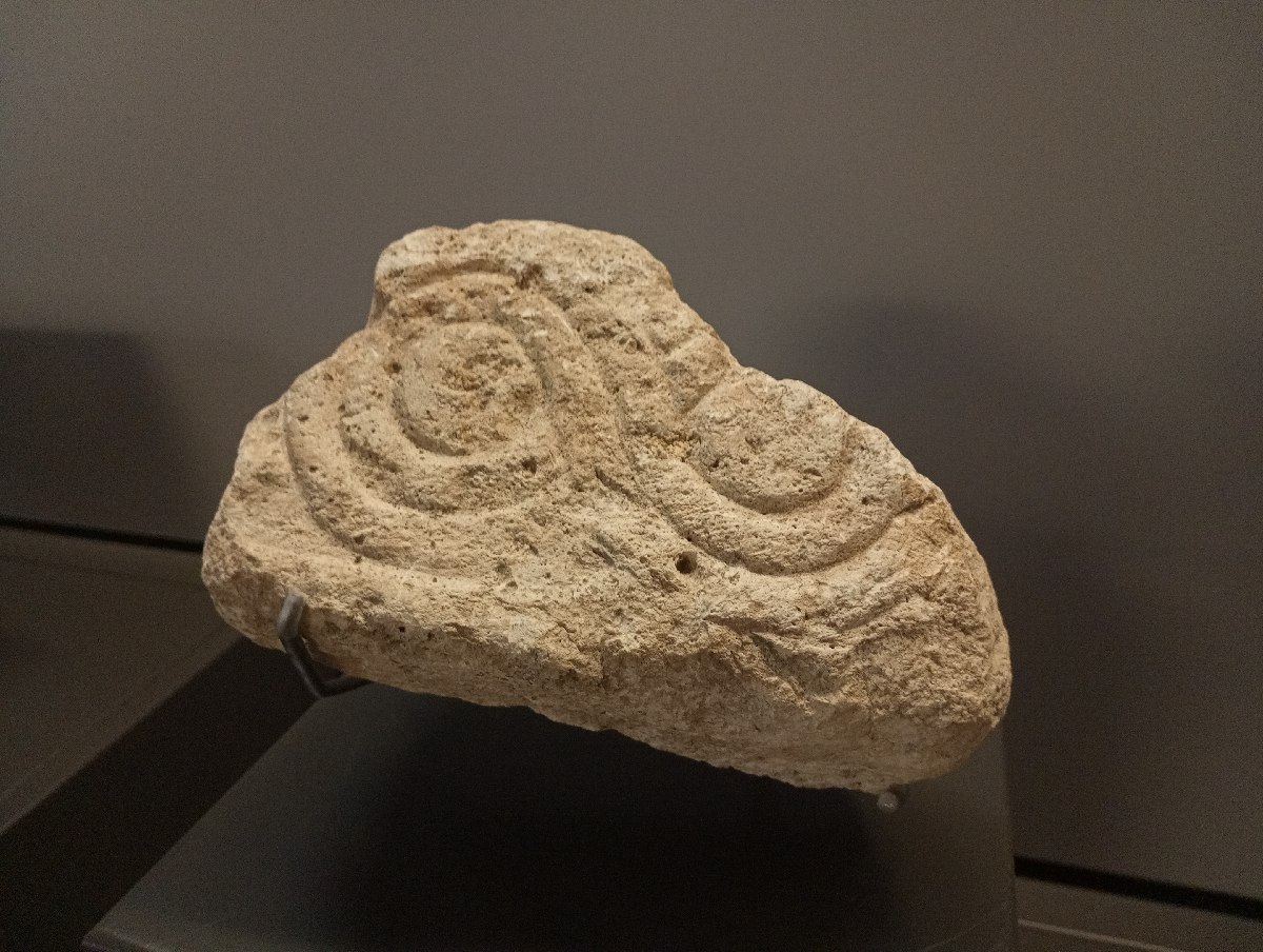 Piedra con decoración sogueada de Llagú. Museo Arqueológico de Asturias.
