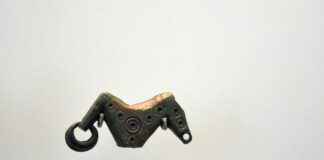 Fíbula esquemática de caballito procedente de Llagú. Museo Arqueológico de Asturias.