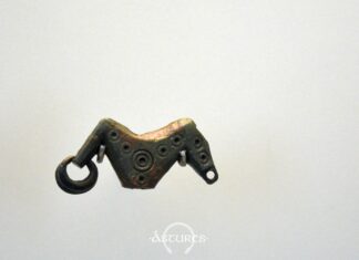 Fíbula esquemática de caballito procedente de Llagú. Museo Arqueológico de Asturias.