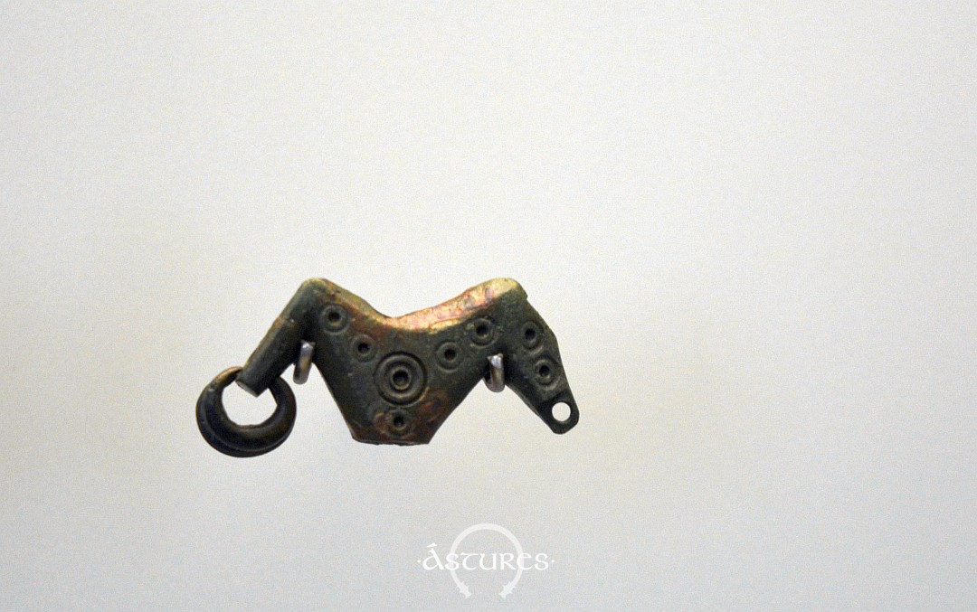 Fíbula esquemática de caballito procedente de Llagú. Museo Arqueológico de Asturias.