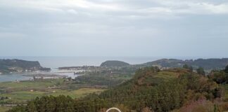 Castiello de Moriyón y al fondo la ría de Villaviciosa.