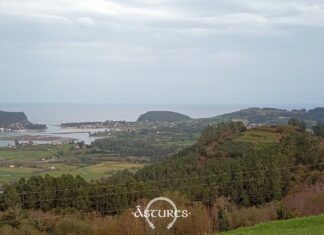 Castiello de Moriyón y al fondo la ría de Villaviciosa.
