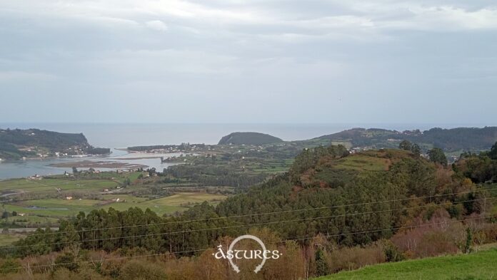Castiello de Moriyón y al fondo la ría de Villaviciosa. Castiello de Moriyón y al fondo la ría de Villaviciosa.