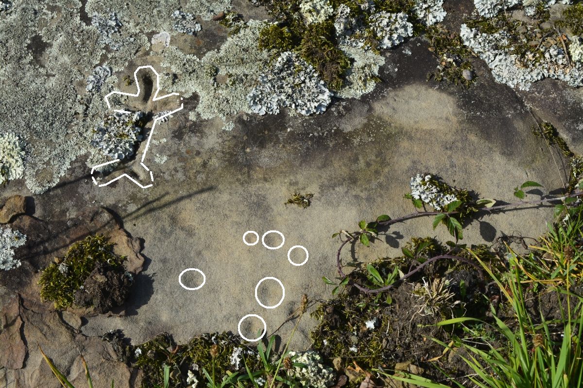 Motivo grabado en la esquina superior izda. Posibles coviñas abajo en el centro.