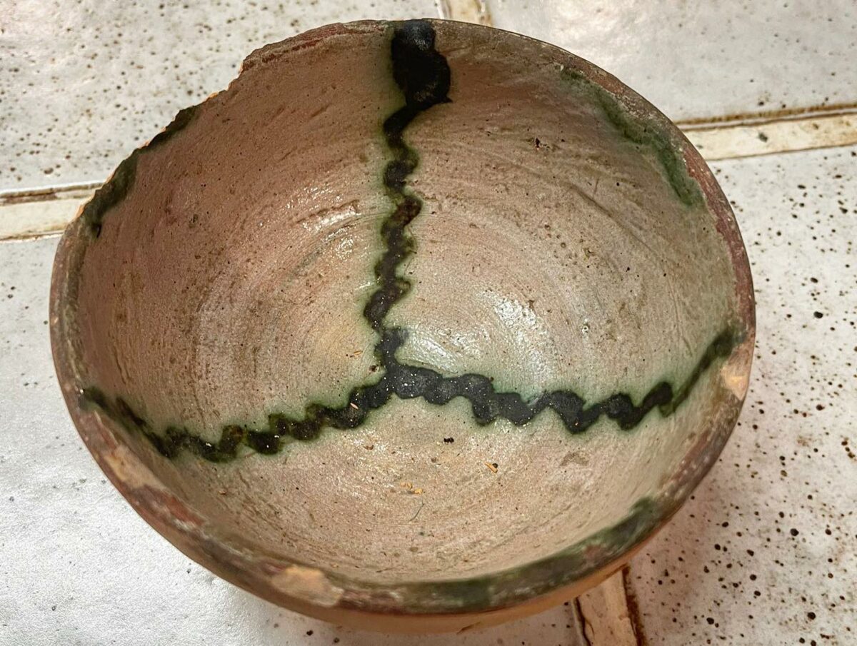 Esta decoración es muy habitual en estas escudillas, formando una especie de trisquel. 