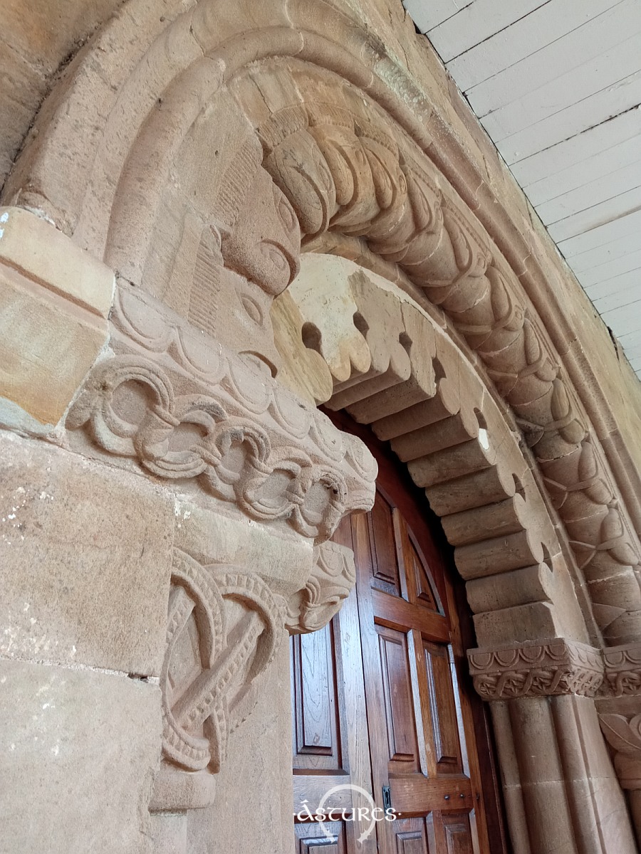 Arquivoltas y capiteles de la puerta meridional de Santa María de Llugás.