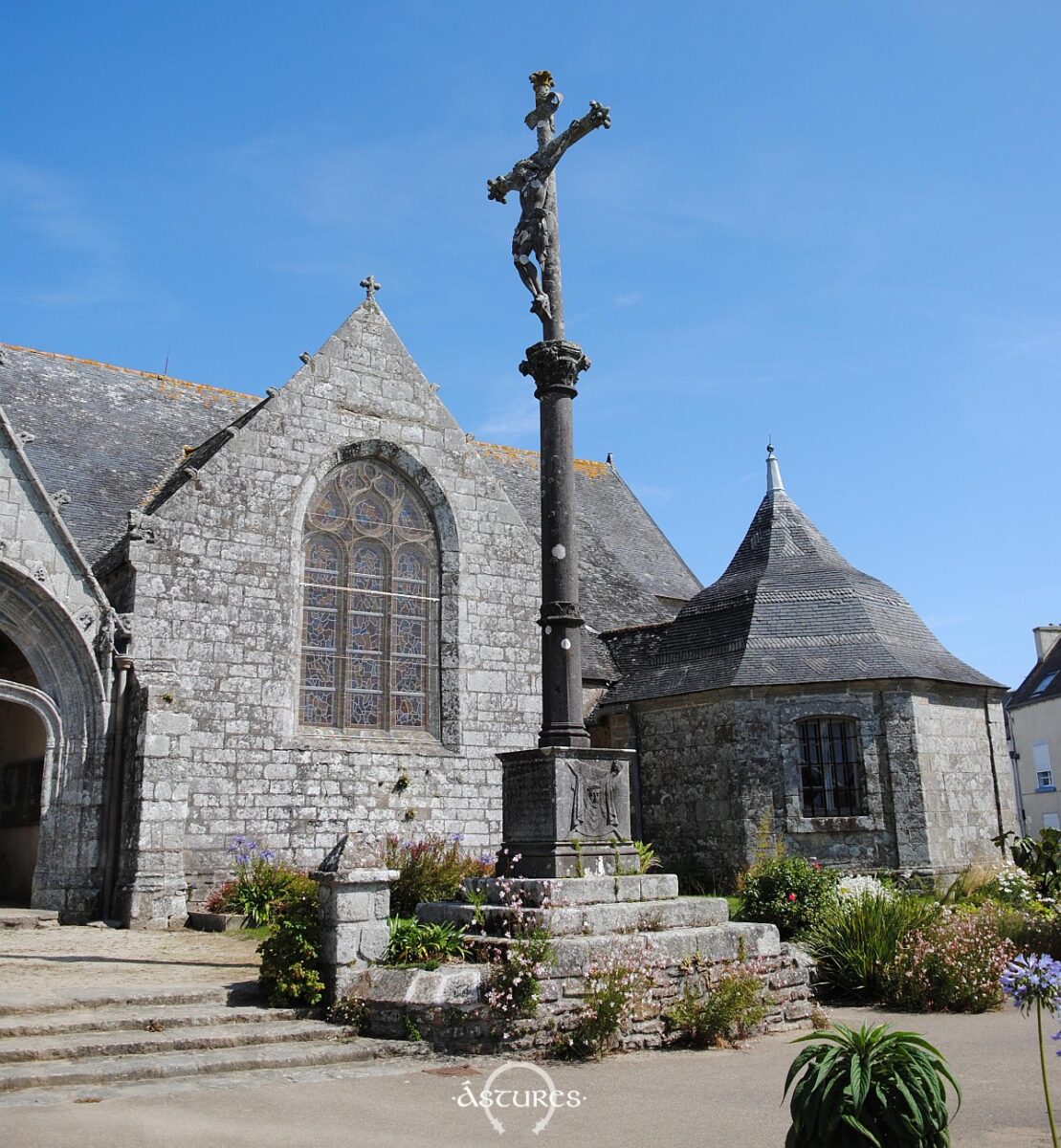 Un calvario bretón al lado de una preciosa iglesia.